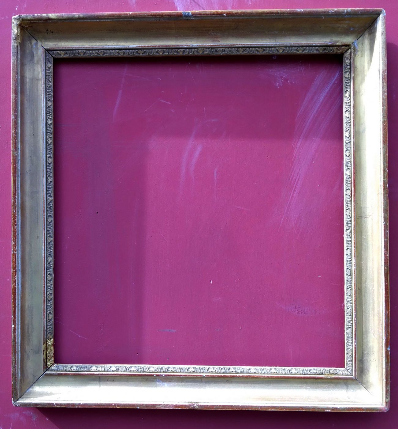 cornice Impero sagoma a guscia dorata in oro fino  con profilo intagliato all'interno XIX° sec. cm. 43 x 47